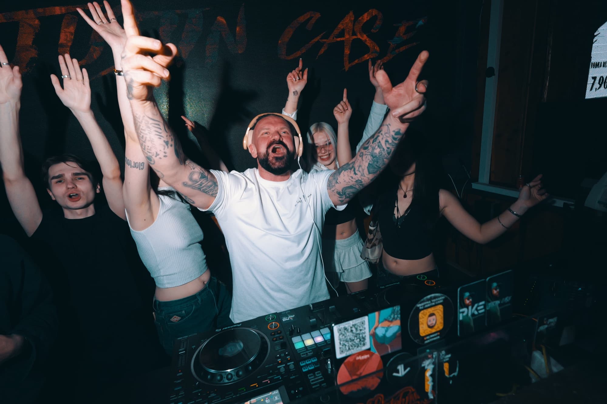 DJ Justin Case lavalla, yleisö kädet pystyssä